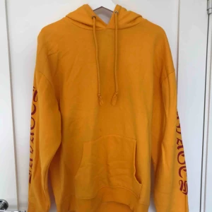  - Tröjan är ifrån Forever21.  Bra skick, och färgen talar för sig själv.   Fraktar gärna tröjan men frakten står köparen för. 