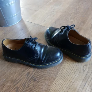  - säljer mina låga dr martens i strl 38 då de inte kommer till användning längre. de är varsamt använda och i fint skick. möts upp i stockholm annars står köparen för frakten :)