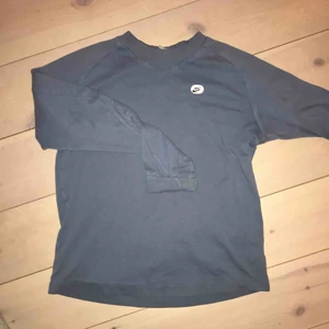  - Snygg ljusblå Nike collegetröja. Begagnat skick.