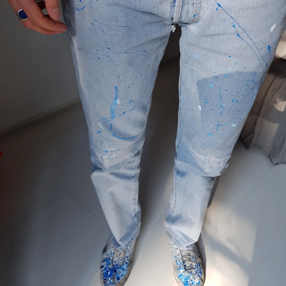Vintage Levi's 501 med minimalistiskt paint splatter mönster i blåa toner. Du kommer inte se nån annan på stan med dessa, 1/1!  Modellen är 185  Byxorna är unisex!. Jeans & Byxor.