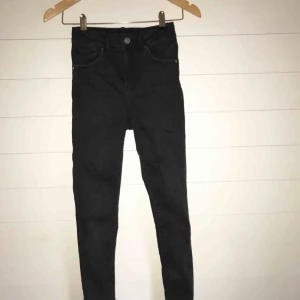  - Svarta jeans från never denim/bikbok, aldirg använda!