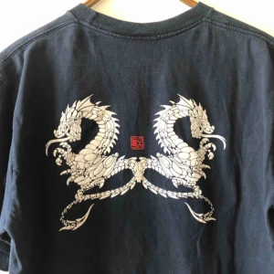  - Vintage 90-tal från Stussy. Bra skick på trycket. Stor drake på rygg. XL på lappen men sitter som L. Kan hämtas i Uppsala eller skickas mot fraktkostnad. 