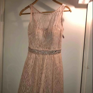  - Festklänning som aldrig kommit till användning, (prislapp finns)   Ordinarie pris: 998 kr Storlek: 10 (36-38 