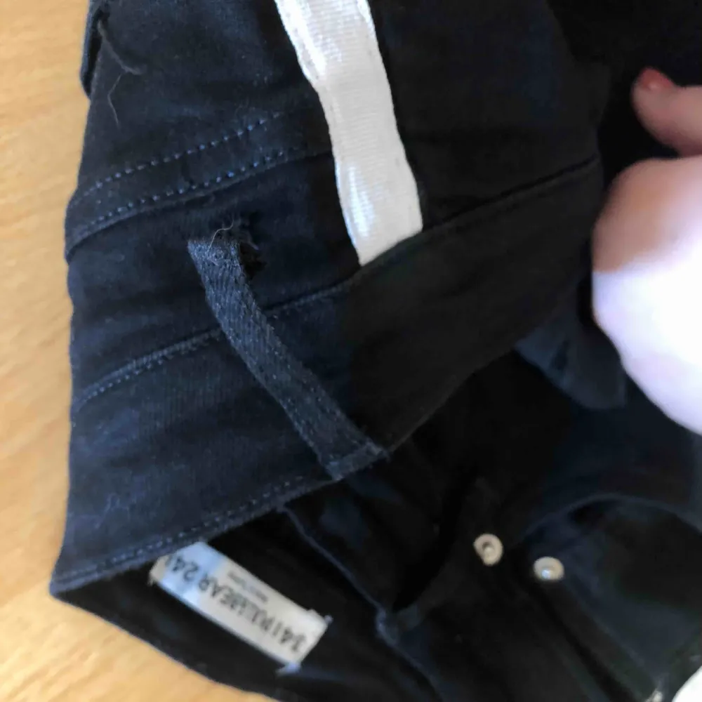 Svarta jeans med ränder på sidan från pull and bear Väldigt sparsamt använda 34 Köparen står för frakten!!. Jeans & Byxor.