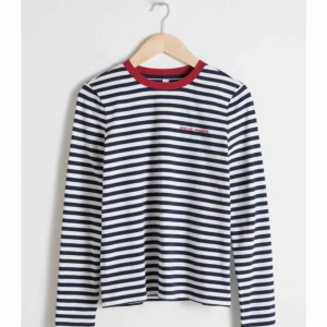  - Såååå stilren o ball långärmad T-shirt med populära ränder! Säljs då den ej används o därav i nyskick  Skynda fynda!  Frakt: 55kr 