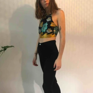  - Topp med knytning baktill från ASOS strl 8 men justerbar pga knytning Köparen står för frakt men kan mötas upp i uppsala