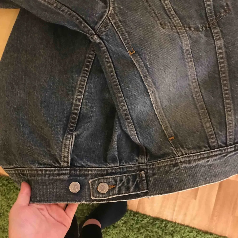 Skitsnygg oversized jeansjacka men coola detaljer🤩 köpt för ca. 1000kr! Superbra skick👍🏼 köpare betalar fraktkostnader! Hör av dig om du undrar nåt💗. Jackor.
