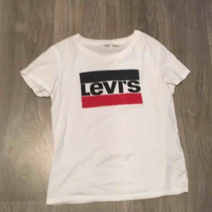  - En helt oanvänd t shirt. Fick den i julklapp men kan ej använda den då den är för liten. Möts upp vid Vallentuna eventuellt Täby. Köparen står för frakten