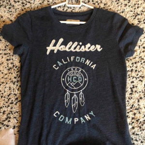  - En t-shirt från Hollister. Knappt användt så bra skick. Fraktar vart som helst men står inte för fraktpengarna. 100kr+frakt