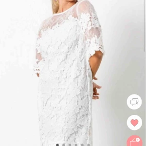  - En OANVÄND klänning från NYL Trend! Väldigt fin och vacker klänning som aldrig är använd.. knappen i ryggen hade lossnat när hag fick den men enkelt att sy på igen!! Köpt för 599kr  Skriv för mer info 🌼