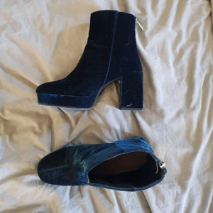  - Ca 9 cm klackskor i mörkblå sammet från Zara, dragkedja i silver baktill och använda en gång!   Köparen står för frakt :)    NYTT PRIS 250 -> 200 