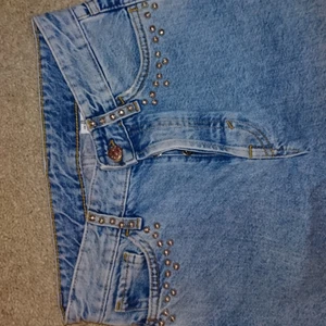  - Ljusblåa mom jeans med silvriga detaljer i Nyskick från H&M. Frakt 36kr betalning via swish 