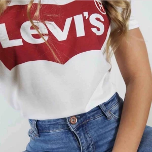  - Levi’s tisha knappt använd superfint skick, frakt på 54kr tillkommer