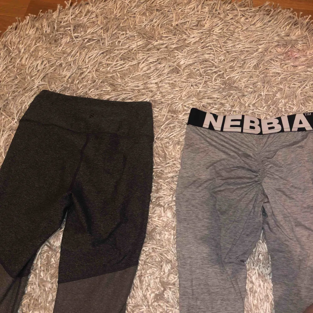 Nebbia ljusgråa tränings tights Köpta för 600kr Säljes för 400kr Helt oanvända   Hm tränings tights, gråa, vita  Köpta för 200kr  Säljes för 80kr Sparsamt använda . Jeans & Byxor.