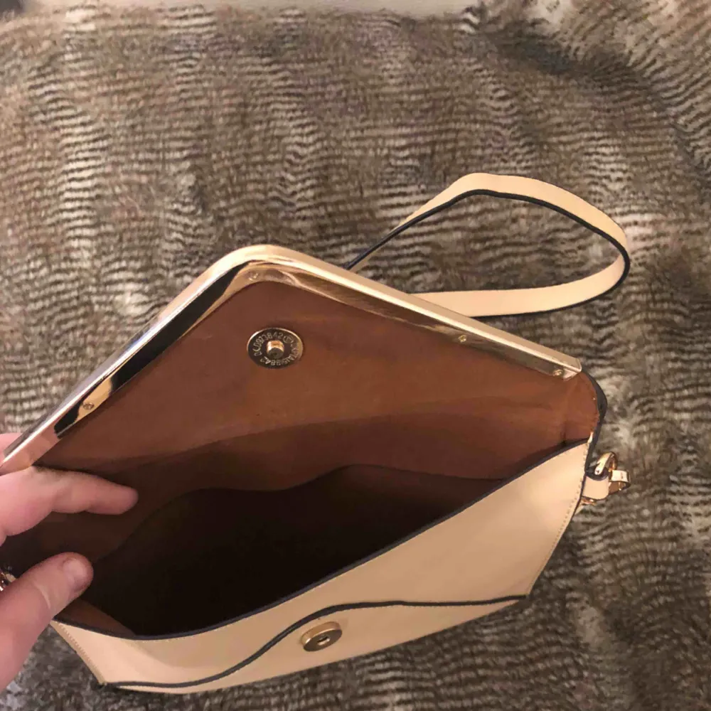 Michael kors clutch, nyskick!  Inga skador utan eller inuti.   Finns i Uppsala,  Kan skicka emot att köparen står för porto. 52kr. Accessoarer.