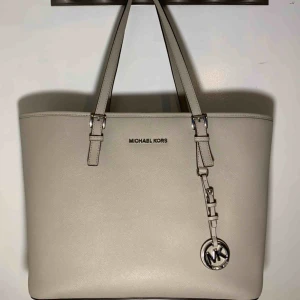  - Äkta Michael Kors väska, sparsamt använd! Säljer pga att den inte kommer till användning längre☺️ köparen står för frakt🌞