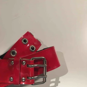  - Fett snyggt rött lack bälte❤️ ca 75cm långt. Frakt 20kr jag tar swish