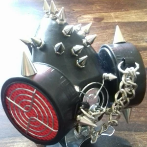  - Cyber gas mask med nitar & kedjor. ☢  Elastisk snörning baktill som feste. Använd fåtal gånger . Kan hämtas upp i Hässleholm eller Malmö.  Kan även skickas då köpare betalar frakt.  