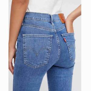 Levis mile high super skinny jeans i storlek 23 som endast är använda 2 gånger. Säljer för jag inte får användning för de och priset kan diskuteras🥰 Första bilden visar den riktiga färgen på jeansen