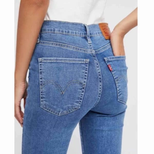  - Levis mile high super skinny jeans i storlek 23 som endast är använda 2 gånger. Säljer för jag inte får användning för de och priset kan diskuteras🥰 Första bilden visar den riktiga färgen på jeansen