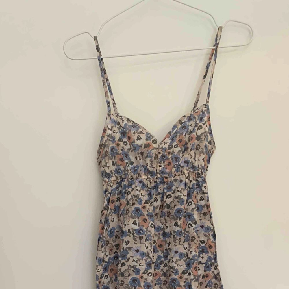 Fotlång klänning, blommig med smala | Plick Second Hand