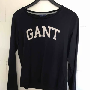  - Gant långärmad tröja köp för 599kr i Gant affären.  Använd ytterst lite. Mörkblå färg, super skönt material och snygg passform. 