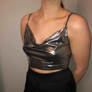  - Säljer mitt väldigt coola linne från HM, aldrig använd och prislappen finns kvar! Frakten ingår 