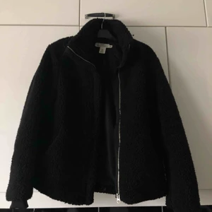  - Svart oanvänd pilé/teddy jacka ifrån HM, st 36!