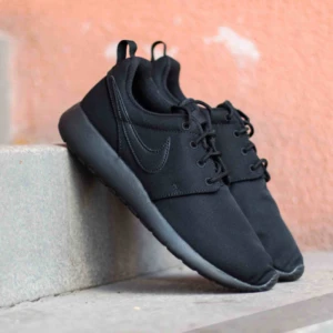  - Nike roshe One i storlek 39. Bara testade en gång och använda ute en gång sedan bara legat hemma pga för stora. 