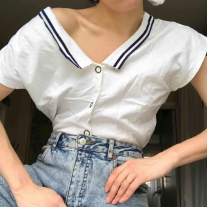  - En så himla söt retrotopp med bara axlar. Lite insydd mot magen. Superfint skick trots 90s. Köparen betalar frakt eller möter upp i centrala GBG 🌿