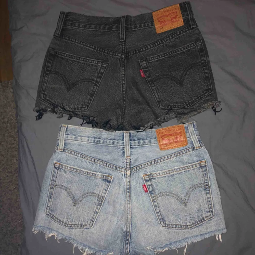 Trendiga vintage Levi’s shorts köpta i Stockholm! Köpte dom i slutet på sommarlovet och har inte använt dom sedan dess. Har bilder hur dom sitter på om nån vill ha! 200kr styck ✨. Shorts.