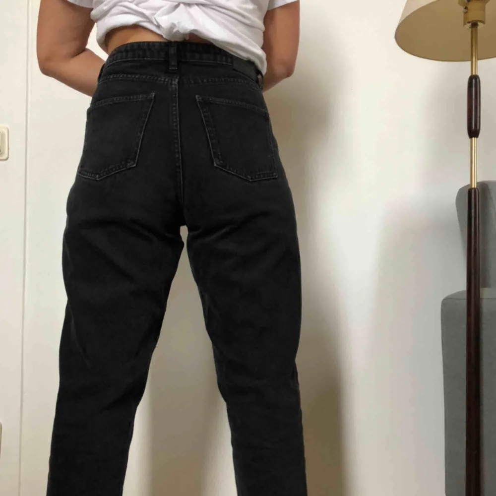 Taiki high waist från monki i storlek 29. Fel storlek för mig så endast använda och tvättade en gång 170 kr Inkl frakt! . Jeans & Byxor.