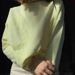  - Ljusgul sweatshirt liknande tröja från pull and bear.  Jag har sytt upp den lite, men endast använt den en gång.   Köparen står för frakt (: