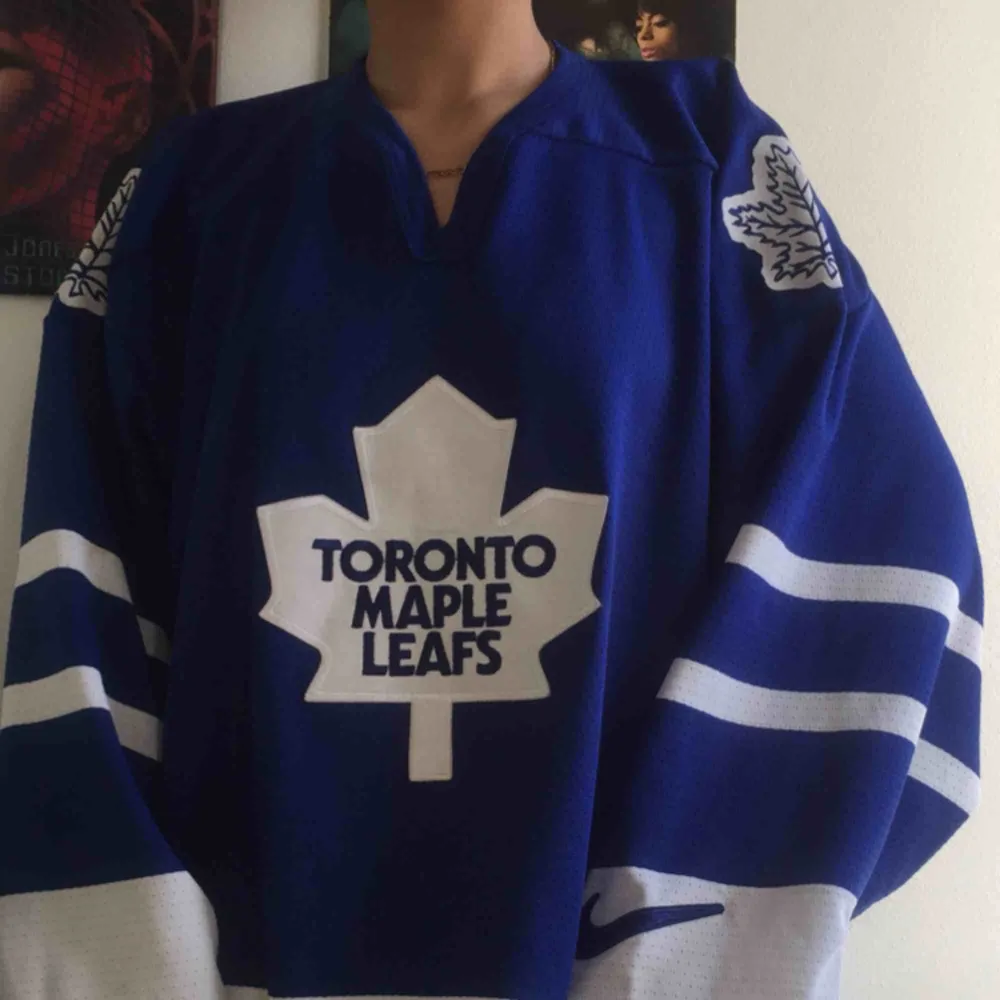Original Toronto maple leafs tröja. Denna tröja går aldrig ur stil och funkar bra till nästan allt!. Hoodies.