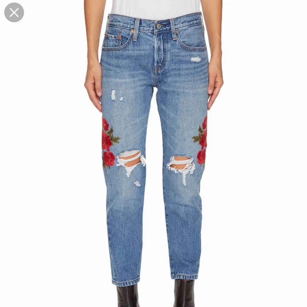 Snygga jeans från Levis. Jag är 172 cm lång och märkte att det här med croppade jeans inte passade mig. De är endast använda 3 gånger!! Nytt pris: 1100 kr. Jeans & Byxor.