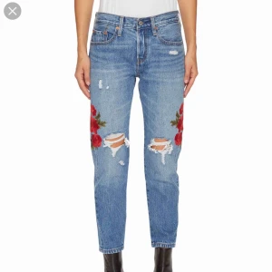  - Snygga jeans från Levis. Jag är 172 cm lång och märkte att det här med croppade jeans inte passade mig. De är endast använda 3 gånger!! Nytt pris: 1100 kr
