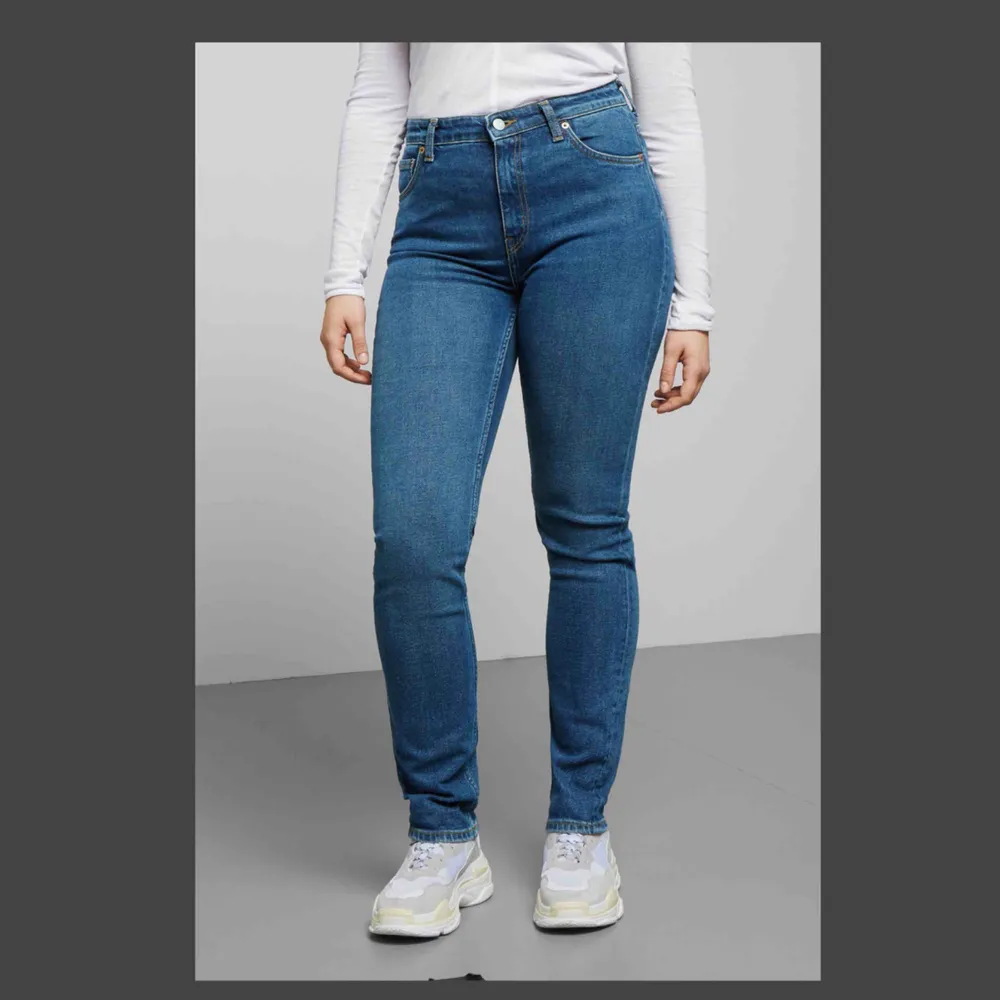 Jeans i modellen Way från Weekday. Färgen är Peralta Blue! Skriv gärna vid övriga frågor 💓. Jeans & Byxor.