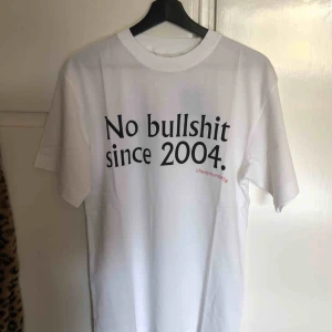  - Superfin t-shirt från cheap monday. Helt ny, prislappen är kvar. Försöker sälja då det kostar att returnera. Köpt från herravdelningen på caliroots funkar för tjejer också om man gillar lite mer oversized fits ✨🍒