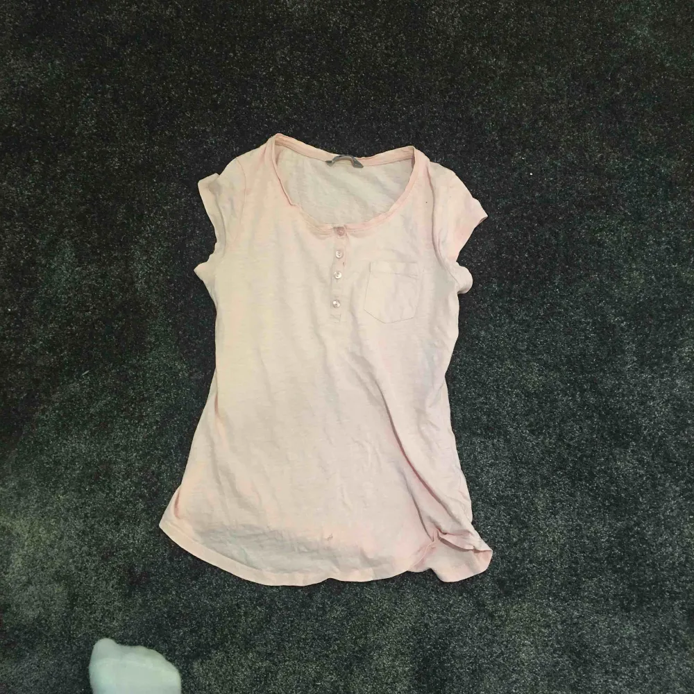 En rosa t-shirt med ett litet hål! Köparen betalar frakten :) betalas med swish. Toppar.