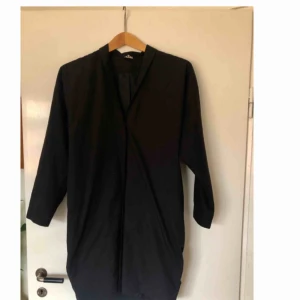  - Fin jacka/blazer i storlek XS från Monki. Perfekt att inviga  våren i ! Den har ett band som man kan knyta runt midjan eller låta hänga löst. Kan mötas upp i Stockholm eller skicka mot betalad frakt. 😊