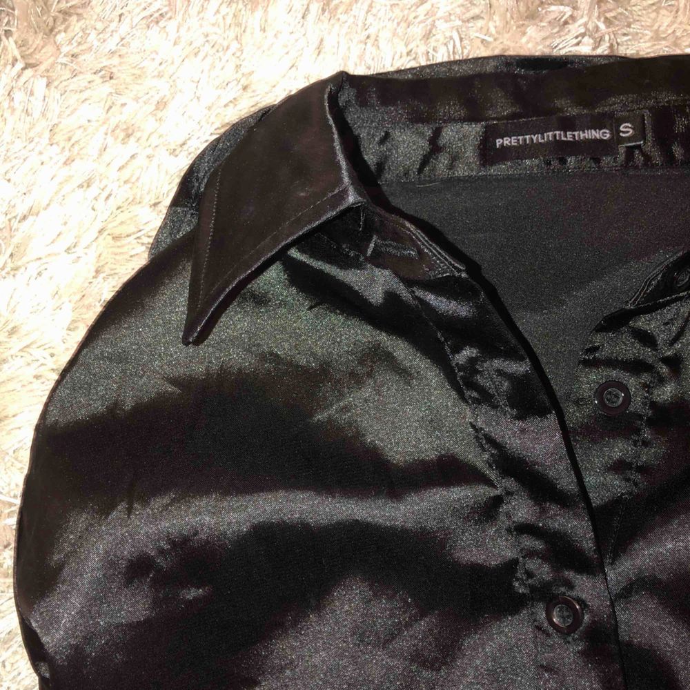 Silkes-skjorta från Prettylittlething. Storlek är S men den är oversized så den passar flera storlekar. Frakt 30kr.. Skjortor.