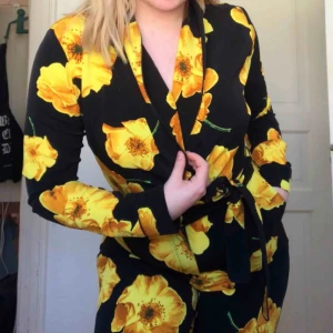  - Bli stjärnan på festen med denna supersnygga jumpsuit! Nästan i nyskick då den endast är använd en gång, ordinarie pris ca 499kr. Sitter perfekt på mig som brukar ha L. Köparen står för frakten och pris kan diskuteras 🌟