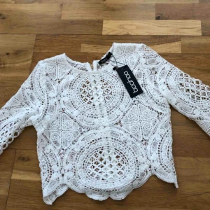  - Vit spetstopp från Boohoo. Aldrig använt då den är för liten för mig. Dragkedja baktill.