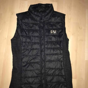  - Storleken är L men jag som vanligt vis använder s/m har den passat på. Västen köptes för 1800 kr på NK för ca ett år sedan och ser ut som ny då den inte har använts mycket. 