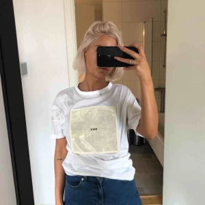  - Ann-Sofie Back T-shirt från SS14. Logga med texten "Back" på kvadrat i plastigt reflex material på bröstet. Köpt för omkring 900. Knappt använd.