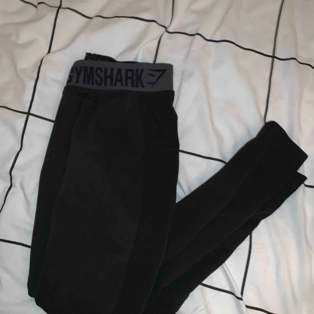 Gymshark flex leggings, black/svart. Populära som ej längre finns kvar att köpa på hemsidan! Använda endast 2 gånger, så precis som nya. Tar swish! . Jeans & Byxor.