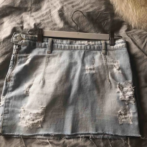  - Snygg kjol med slitningar från Gina Tricot. Frakt på 36kr tillkommer!