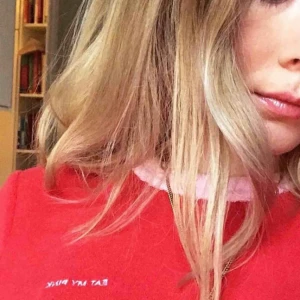  - Finaste t-shirten i frotté från Ida Klamborn, med texten ”Eat my pink”. Knappt använd och skulle säga att det är en liten 38 då den sitter perfekt på mig som vanligtvis har 36 i överdelar. 