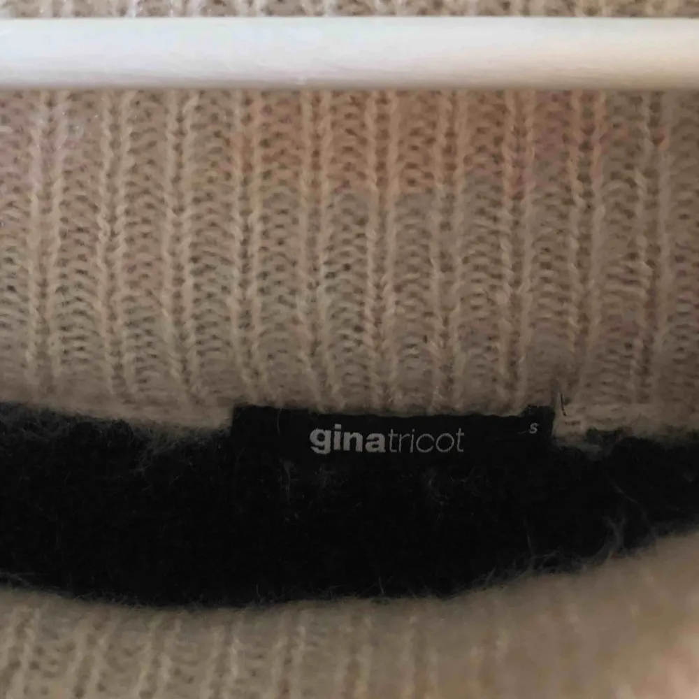En off the shoulder stickad tröja från GinaTricot. Använd ca 3 gånger och är i väldigt fint skick! Storlek S men passar även till M! . Tröjor & Koftor.