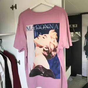 Stor oversized T-Shirt från H&M’s herravdelning med Madonna tryck på ryggen. Jättepopulär tröja! 